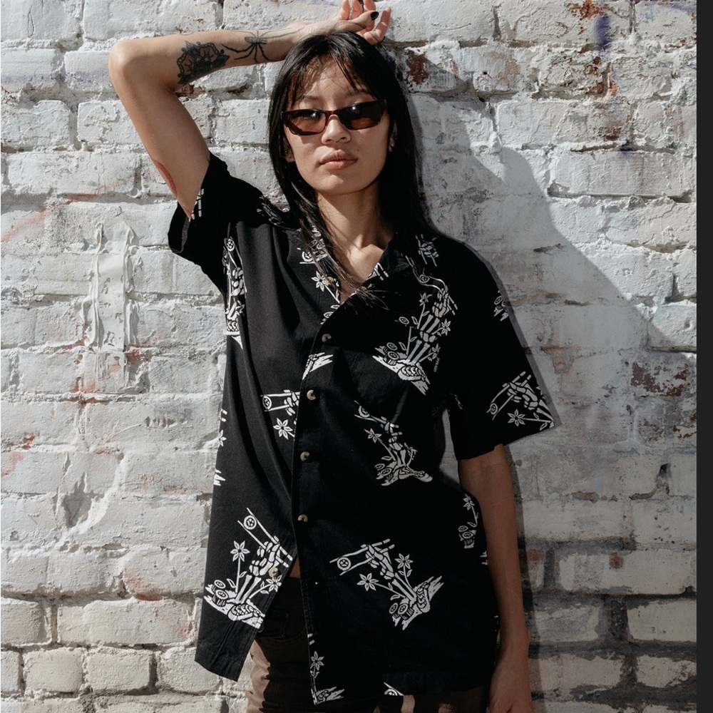 NWOT Pyknic Rolling Deep Button Up Sz M ret $48